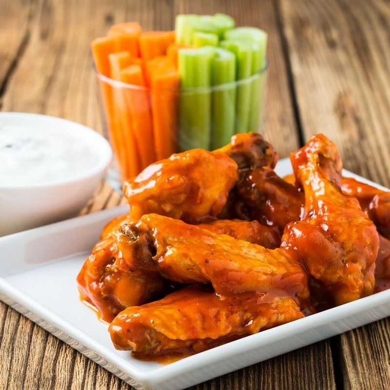 Chicken Wings at Cafetería Serie 54